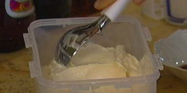 мороженое из козьего йогурта с ягодным соусом