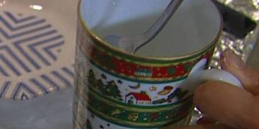 мороженое из козьего йогурта с ягодным соусом