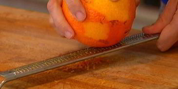 мороженое из козьего йогурта с ягодным соусом