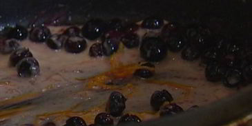 мороженое из козьего йогурта с ягодным соусом