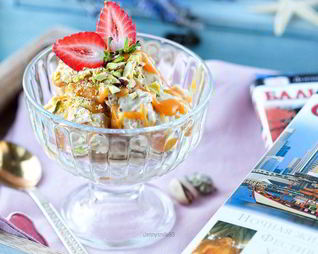 Мороженое из замороженного банана с арахисовой пастой и соленой карамелью