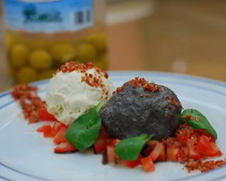 Мороженое из зеленых и черных оливок