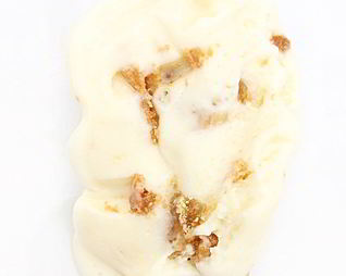 Мороженое с белым шоколадом и кусочками блонди