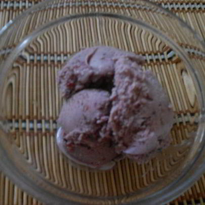 Мороженое с ежевикой