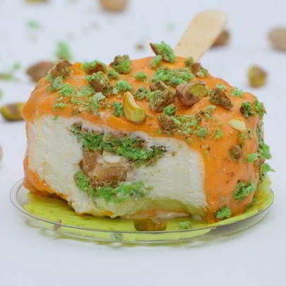 Мороженое с кокосово-фисташковой прослойкой и сорбетом из маракуйи