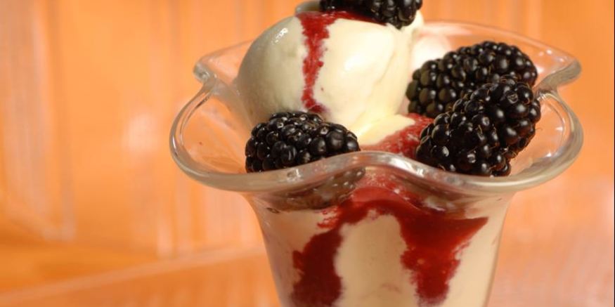 Рецепт мороженого с кулиссой из ежевики