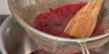 мороженое с кулиссой из ежевики