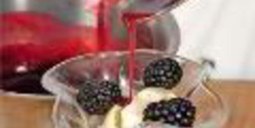 мороженое с кулиссой из ежевики