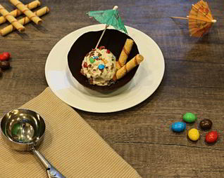 Мороженое в шоколадных вазочках