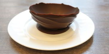 мороженое в шоколадных вазочках