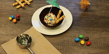 мороженое в шоколадных вазочках