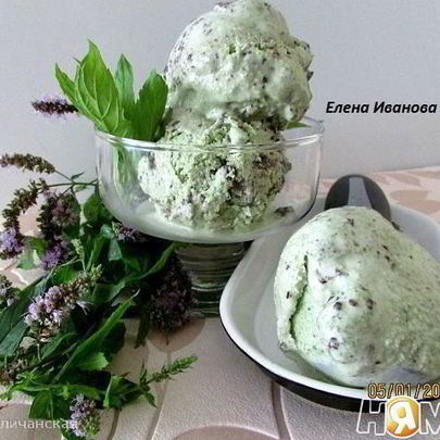 Мятное мороженое с кусочками шоколада