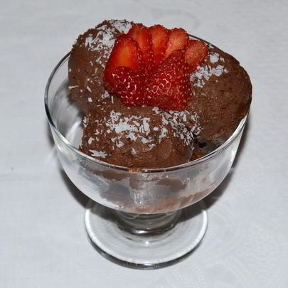 Шоколадное мороженое с орехами в блендере