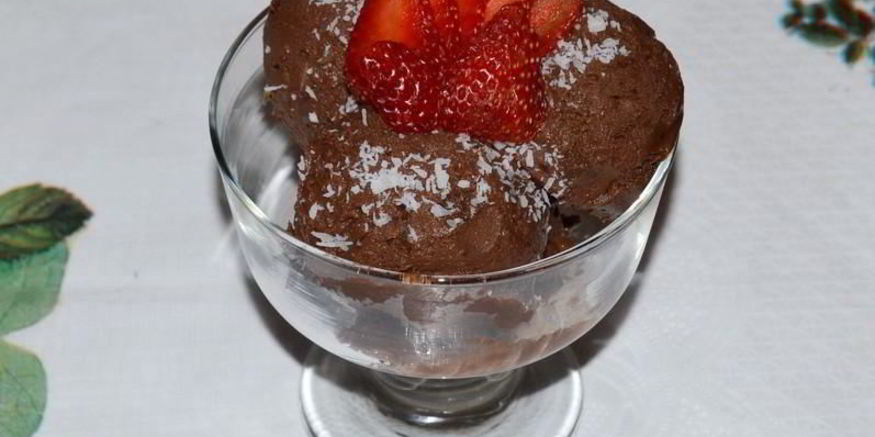 Рецепт шоколадного мороженого с орехами в блендере