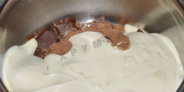 шоколадное мороженое с орехами в блендере