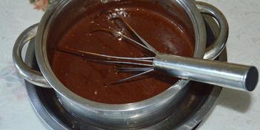 шоколадное мороженое с орехами в блендере