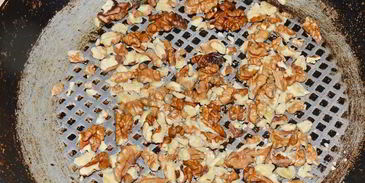 шоколадное мороженое с орехами в блендере