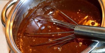 шоколадное мороженое с орехами в блендере