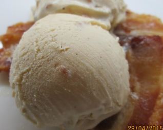 Сливочное мороженое с карамельным беконом