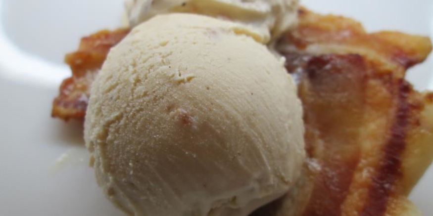 Рецепт сливочного мороженого с карамельным беконом