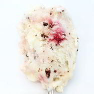 Рецепт Сливочного мороженого с меренгами, шоколадной крошкой и малиновой прослойкой