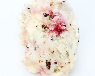 Сливочное мороженое с меренгами, шоколадной крошкой и малиновой прослойкой