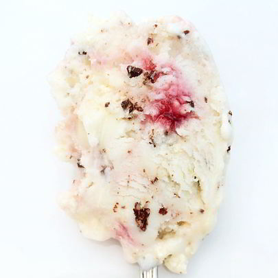 Сливочное мороженое с меренгами, шоколадной крошкой и малиновой прослойкой