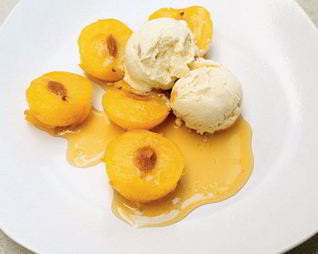 Сливы в меду и мороженое с медом, нугой и имбирем