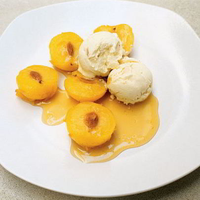 Сливы в меду и мороженое с медом, нугой и имбирем