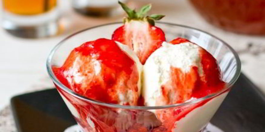 Рецепт сырного мороженого с клубнично-томатным соусом