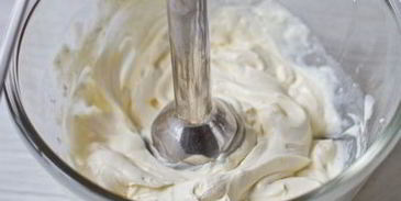 сырное мороженое с клубнично-томатным соусом