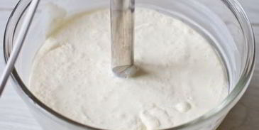 сырное мороженое с клубнично-томатным соусом