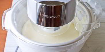 сырное мороженое с клубнично-томатным соусом