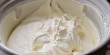 сырное мороженое с клубнично-томатным соусом