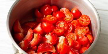 сырное мороженое с клубнично-томатным соусом