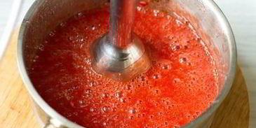 сырное мороженое с клубнично-томатным соусом