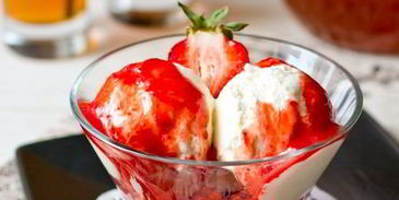 сырное мороженое с клубнично-томатным соусом