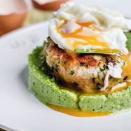 Рецепт Фишкейка из лосося с яйцом-пашот и муссом из зеленого горошка