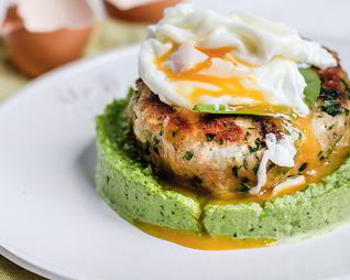 Фишкейк из лосося с яйцом-пашот и муссом из зеленого горошка