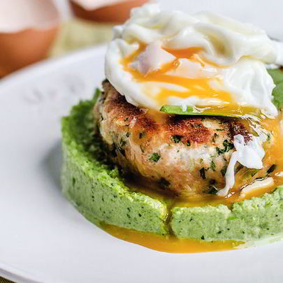 Фишкейк из лосося с яйцом-пашот и муссом из зеленого горошка