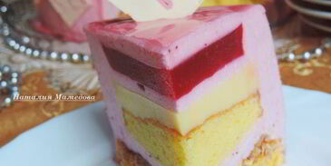 клюквенный торт-мусс с миндальным пралине праздничный