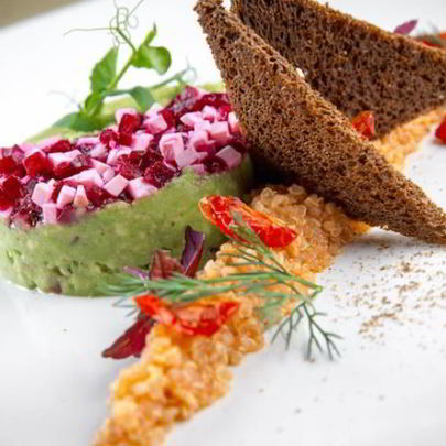 Мусс из авокадо с киноа и свеклой