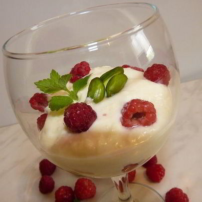 Мусс из белого шоколада с малиной