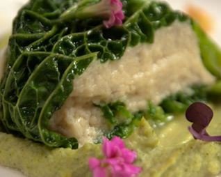 Мусс из белой рыбы на пюре из брокколи