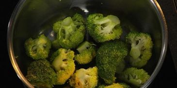 мусс из белой рыбы на пюре из брокколи