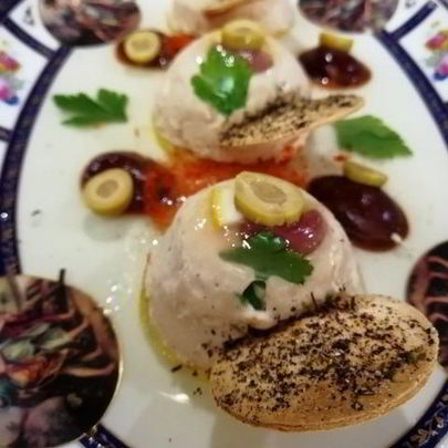 Мусс из тунца и рикотты с чипсами из тортильи