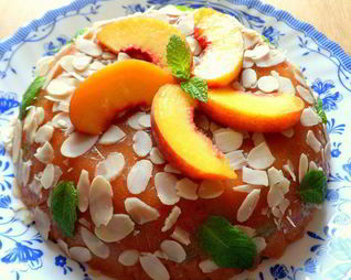 Персиковый мусс-желе с виноградом и лепестками миндаля