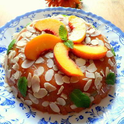 Персиковый мусс-желе с виноградом и лепестками миндаля