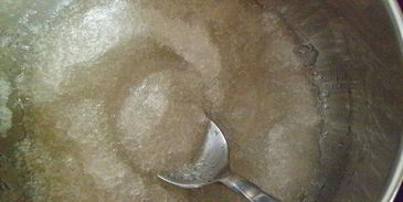 персиковый мусс-желе с виноградом и лепестками миндаля