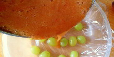 персиковый мусс-желе с виноградом и лепестками миндаля